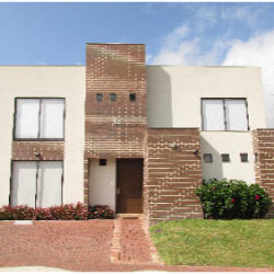 casa con paredes en fachaleta itálica lisa moro 7x25