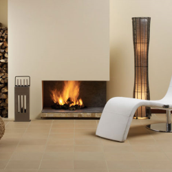 sala con chimenea y sillón y en el piso el Gres tradición sahara