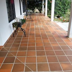 Piso gres matizado en la entrada de una casa y corredor