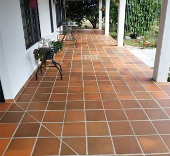 Piso gres matizado en la entrada de una casa y corredor