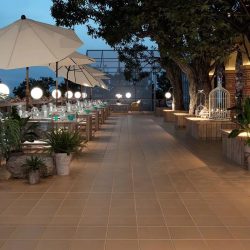 zona comercial con piso en gres new tradición mocca 30.5x30.5