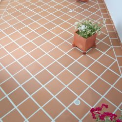 jardín interior con piso en gres durania