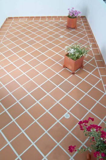 jardín interior con piso en gres durania