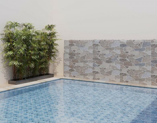 cerámica arenisca gris 30x60 en la pared de piscina